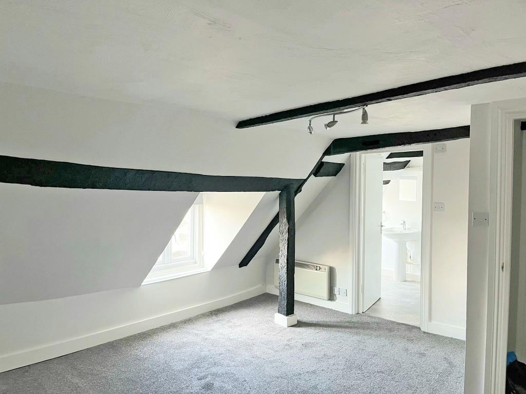 Lot: 56 - THREE FLATS IN TOWN CENTRE - Flat 3 Bedroom